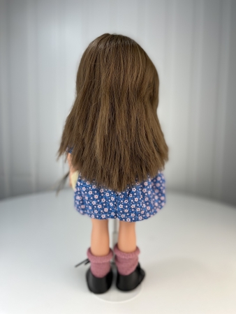 картинка Кукла Нэни, брюнетка, в цветном платье и вязаной шапке, 33 см, арт. 33013 интернет-магазин TuKiTu.ru