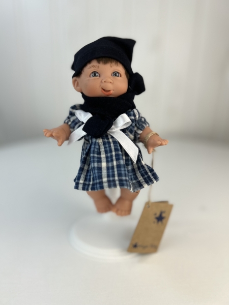 картинка испанские Кукла Джестито "Инфант", 18 см, в клетчатом платье, ухмыляется, арт. 10000U-17 интернет-магазин TuKiTu.ru