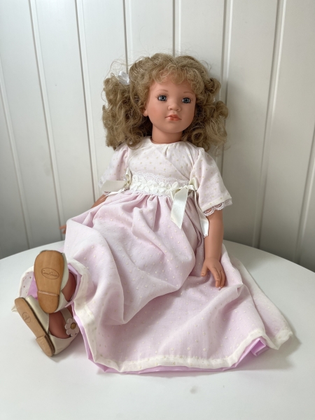 картинка Коллекционная кукла "Кэрол", 70 см, арт. 5531 интернет-магазин TuKiTu.ru