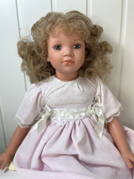 картинка Коллекционная кукла "Кэрол", 70 см, арт. 5531 интернет-магазин TuKiTu.ru