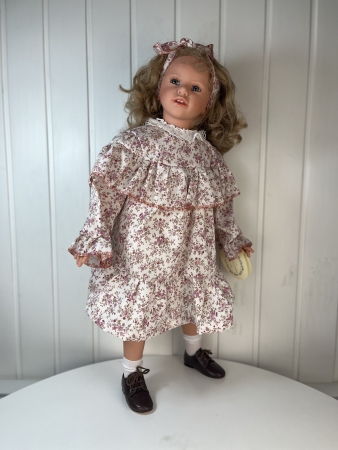 картинка Коллекционная кукла "Кандела", 70 см, арт. 5312КА интернет-магазин TuKiTu.ru