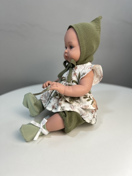 картинка Одежда для пупсов -  Комплект из муслина тёмно-зелёный: Платье, чепчик, носки арт. 185 интернет-магазин TuKiTu.ru