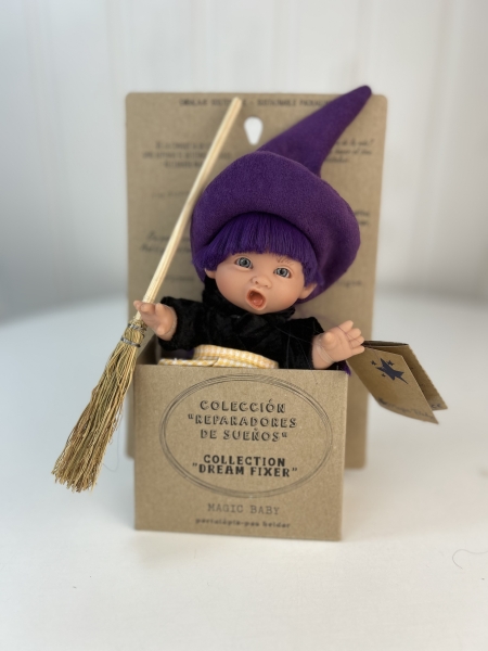 картинка испанские Пупс-мини "Ведьмочка", в клетчатом желтом переднике и фиолетовой шляпе, 18 см. арт. 138U-13 интернет-магазин TuKiTu.ru