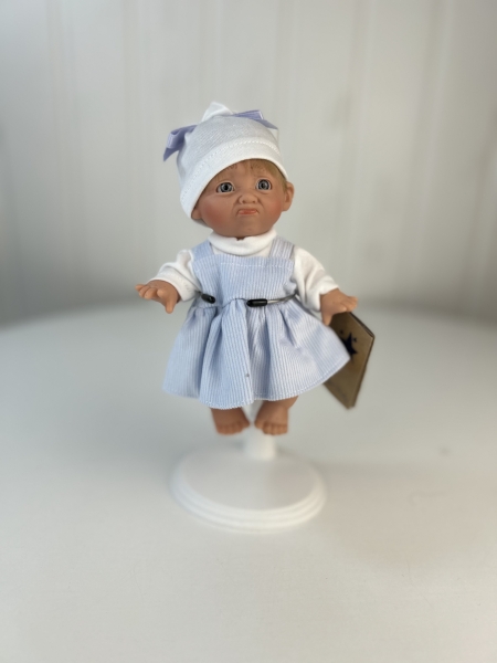 картинка испанские Кукла Джестито "Инфант", 18 см, в голубом сарафане, недовольная, арт. 10000U-12 интернет-магазин TuKiTu.ru