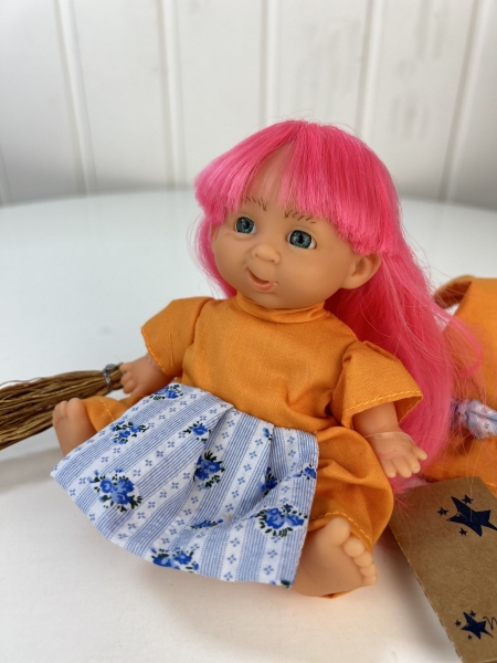 картинка испанские Пупс-мини "Ведьмочка", в оранжевом платье и шляпе, 18 см. арт. 138U-1 интернет-магазин TuKiTu.ru