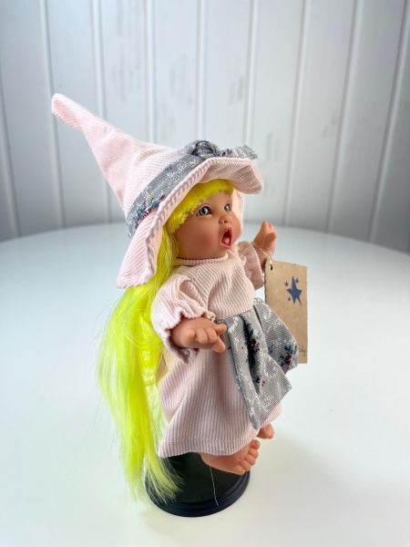 картинка испанские Пупс-мини "Ведьмочка", с желтыми волосами, в бледно-розовом платье и шляпе, 18 см. арт. 138U-3 интернет-магазин TuKiTu.ru