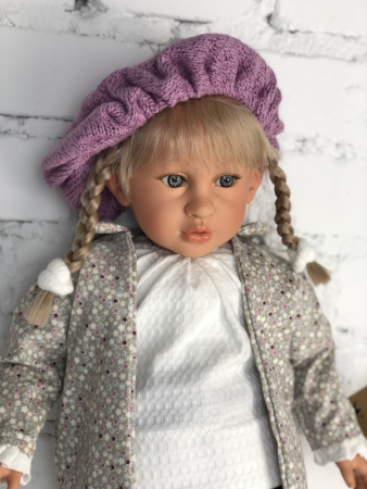 картинка Кукла Эбрил, в вязаном берете, 60 см , арт. P6004А интернет-магазин TuKiTu.ru
