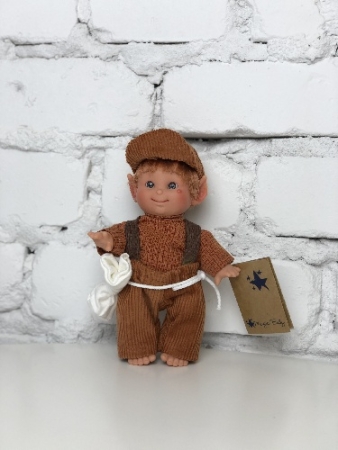 картинка испанские Кукла "Домовёнок", мальчик, в коричневом комбинезоне и кепочке, 18 см, арт. 151-3 интернет-магазин TuKiTu.ru